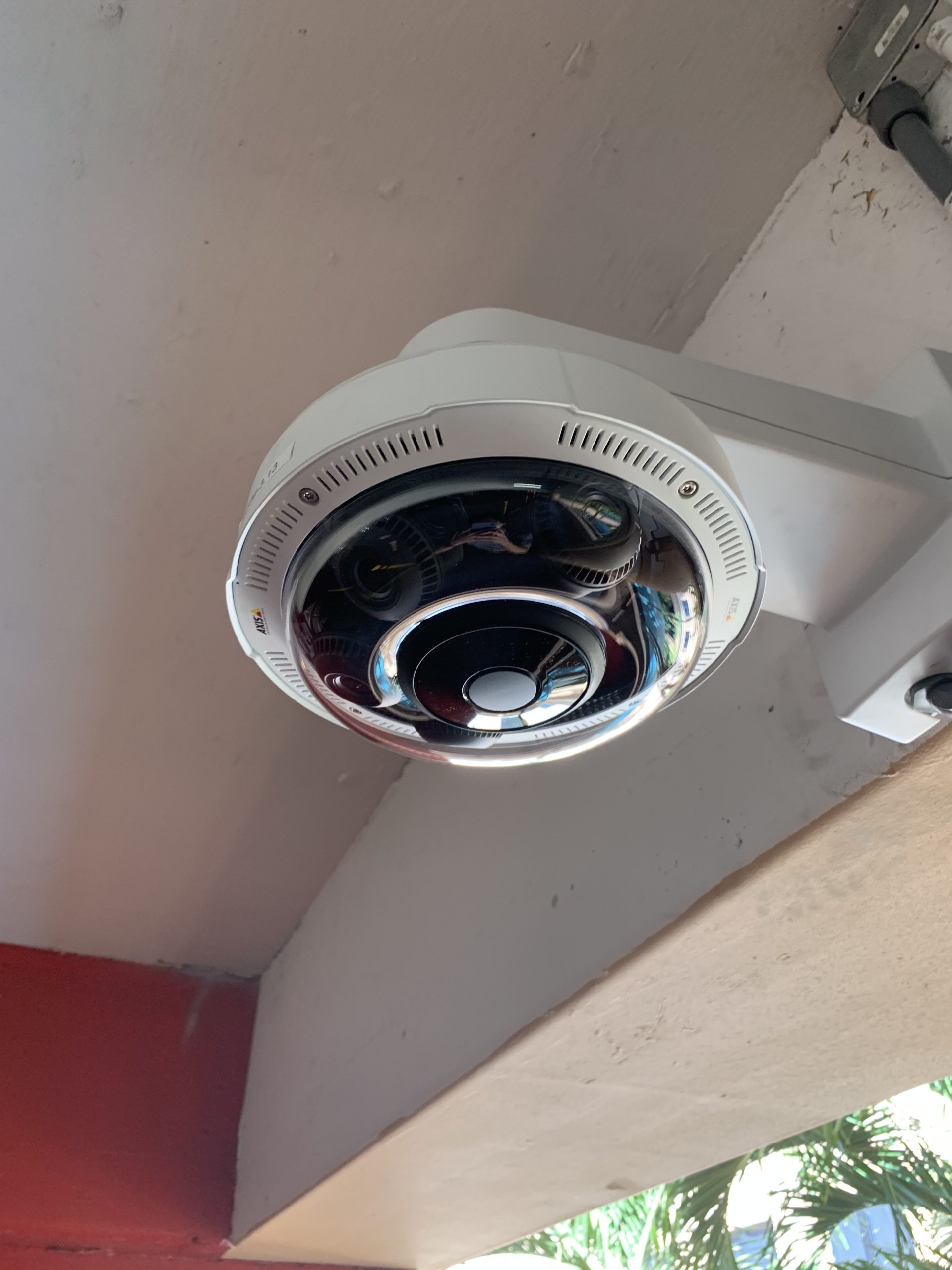Camera ngoài trời và trong nhà hỗ trợ quan sát rõ hơn sau khi lắp đặt camera bình dương.