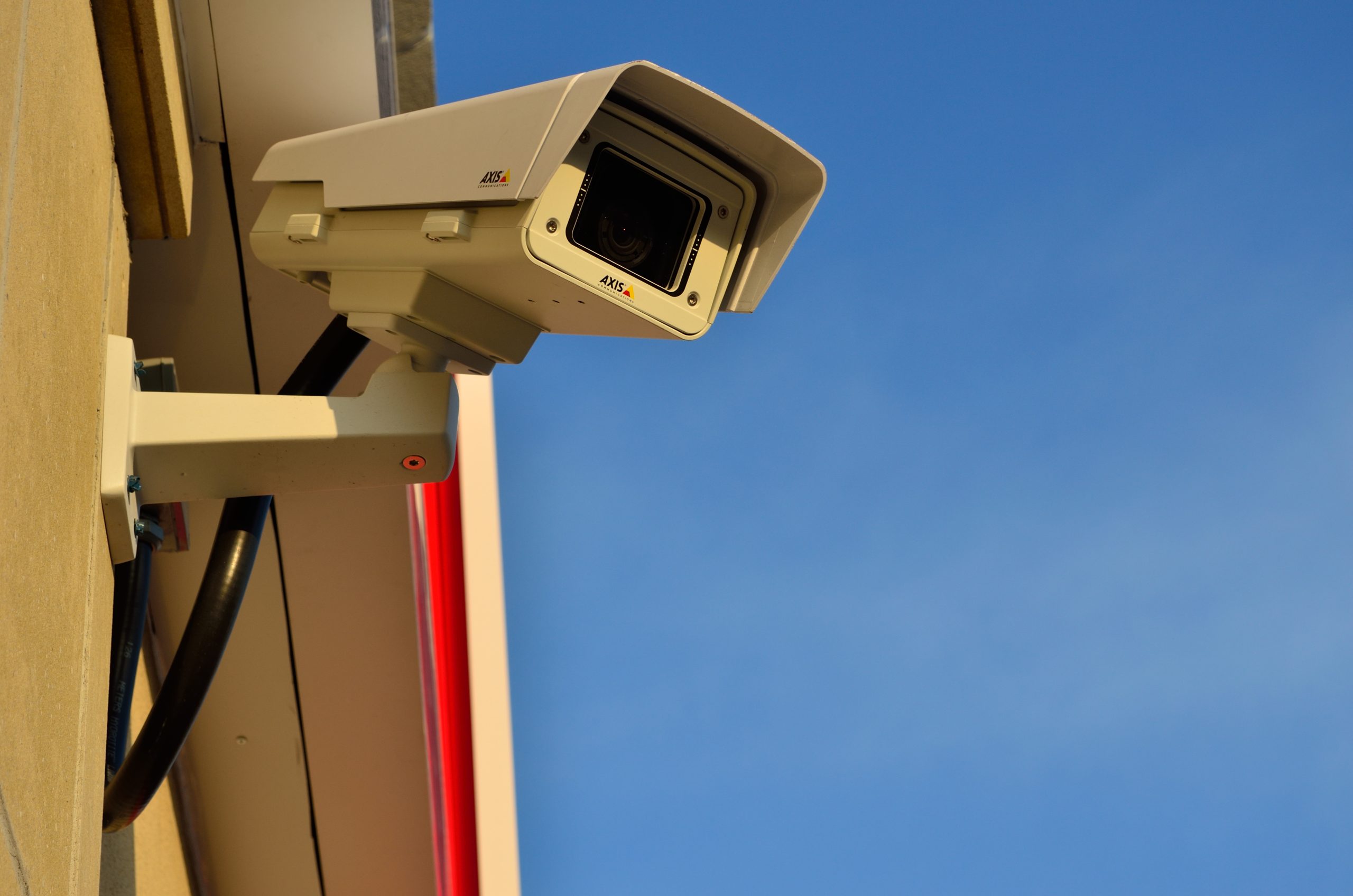 Lắp đặt camera quan sát lối ra vào cửa hàng tiện lợi.