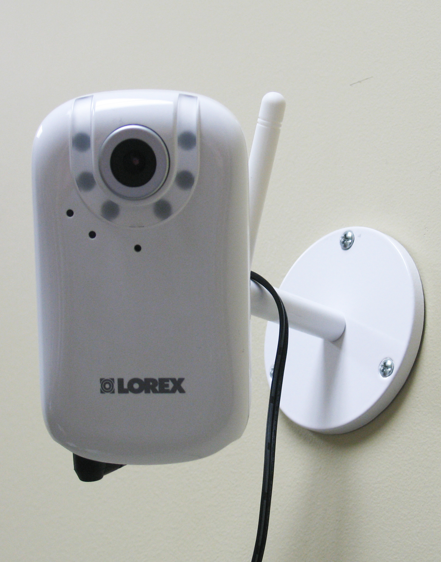 Camera ngoài trời và trong nhà hỗ trợ quan sát rõ hơn sau khi lắp đặt camera quán nhậu.