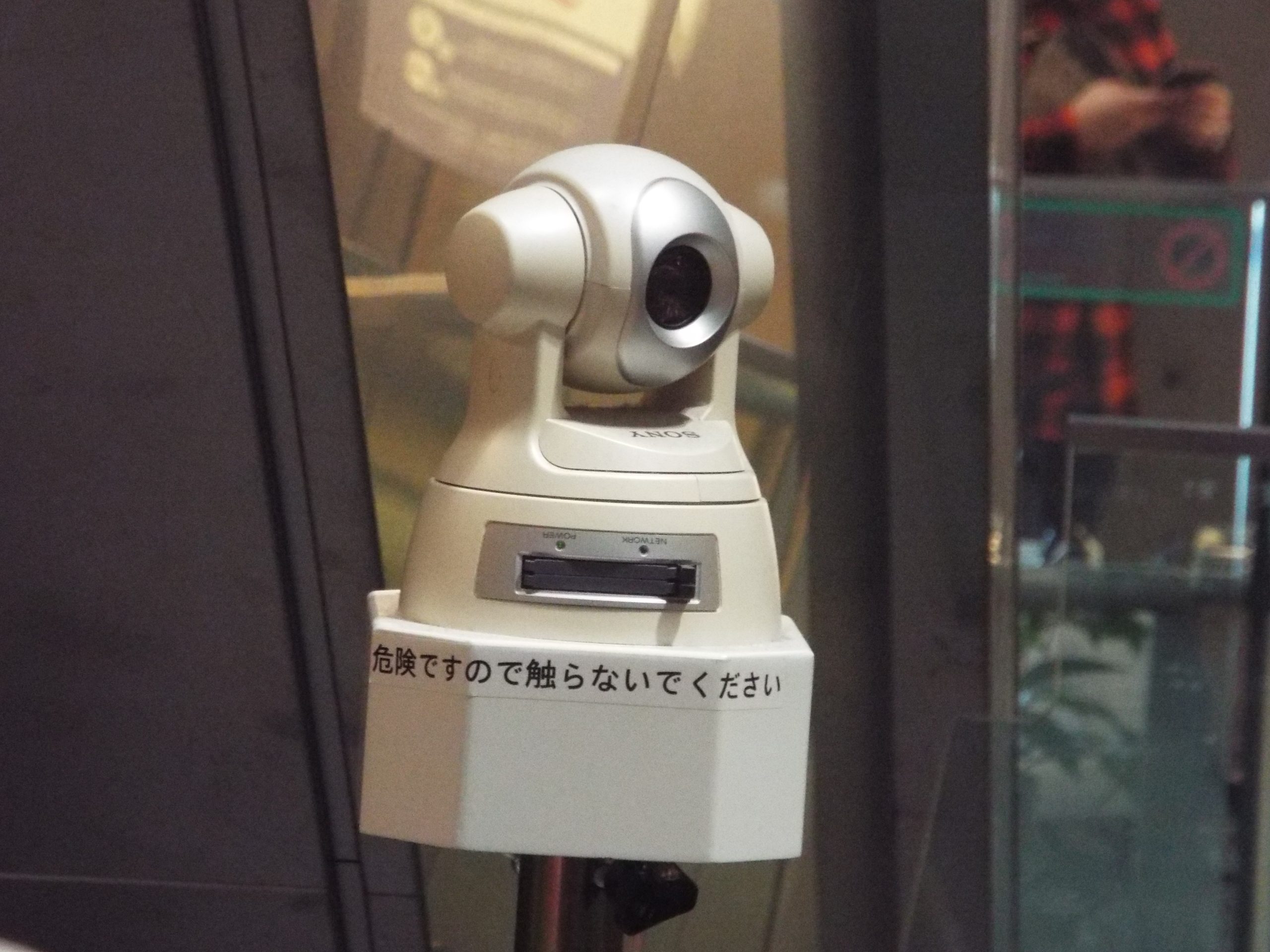 Camera ngoài trời và trong nhà hỗ trợ quan sát rõ hơn sau khi lắp đặt camera thủ dầu một.