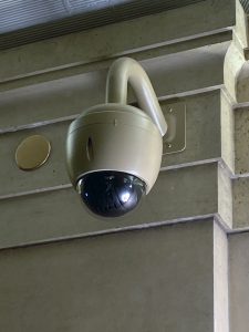 Biển cảnh báo khu vực đang ghi hình giúp tăng tính răn đe sau khi lắp đặt camera nhà thuốc.