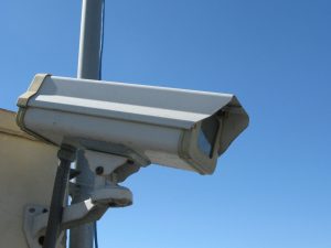 Camera PTZ hoặc camera quan sát góc rộng phù hợp khu vực cần bao quát khi lắp đặt camera nhà thuốc.